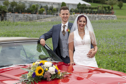 Hochzeitsoldtimer Ford Mustang mit Blumenbouquet