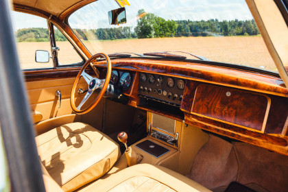 Jaguar MKII rent - wooden dashboard